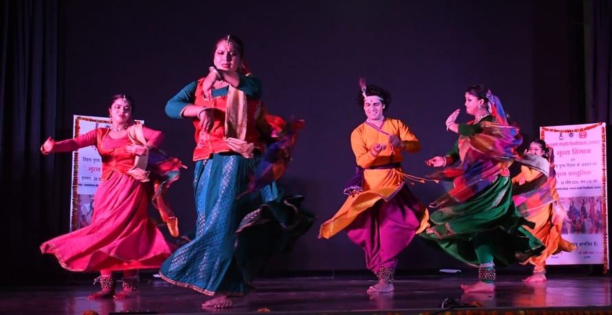 कार्यक्रम में प्रस्तुति देते भातखंडे के विद्यार्थी।