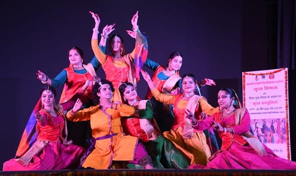 कार्यक्रम में प्रस्तुति देते भातखंडे के विद्यार्थी।