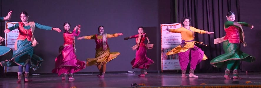 कार्यक्रम में प्रस्तुति देते भातखंडे के विद्यार्थी।