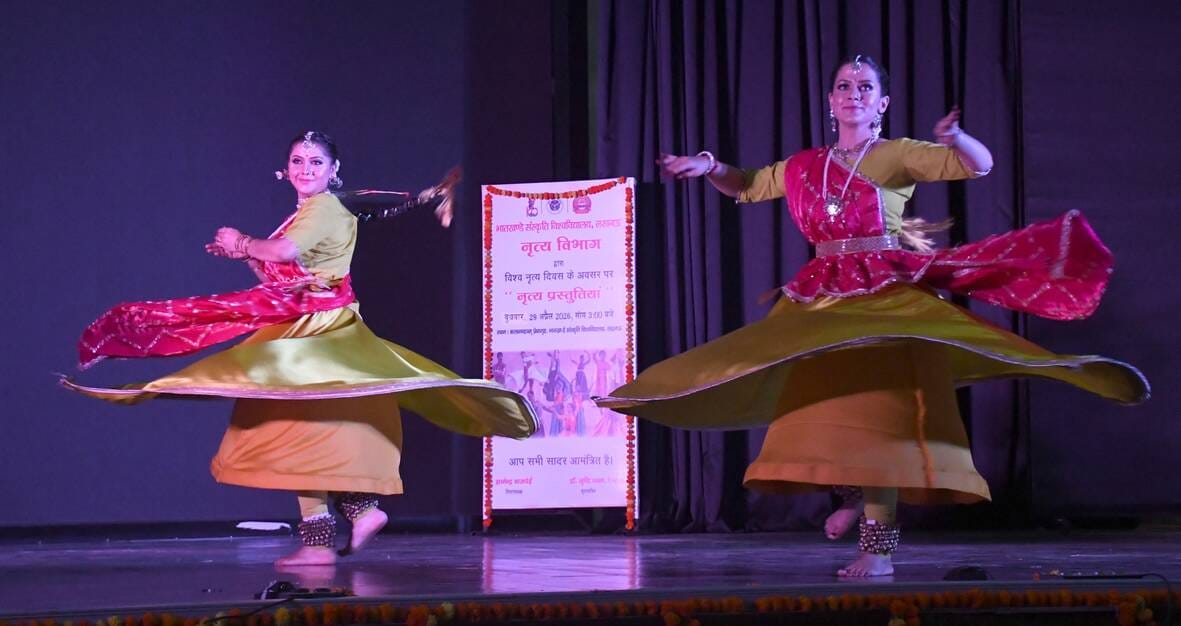 कार्यक्रम में प्रस्तुति देते भातखंडे के विद्यार्थी।