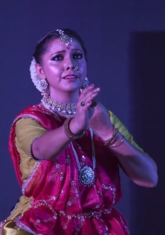 कार्यक्रम में प्रस्तुति देते भातखंडे के विद्यार्थी।