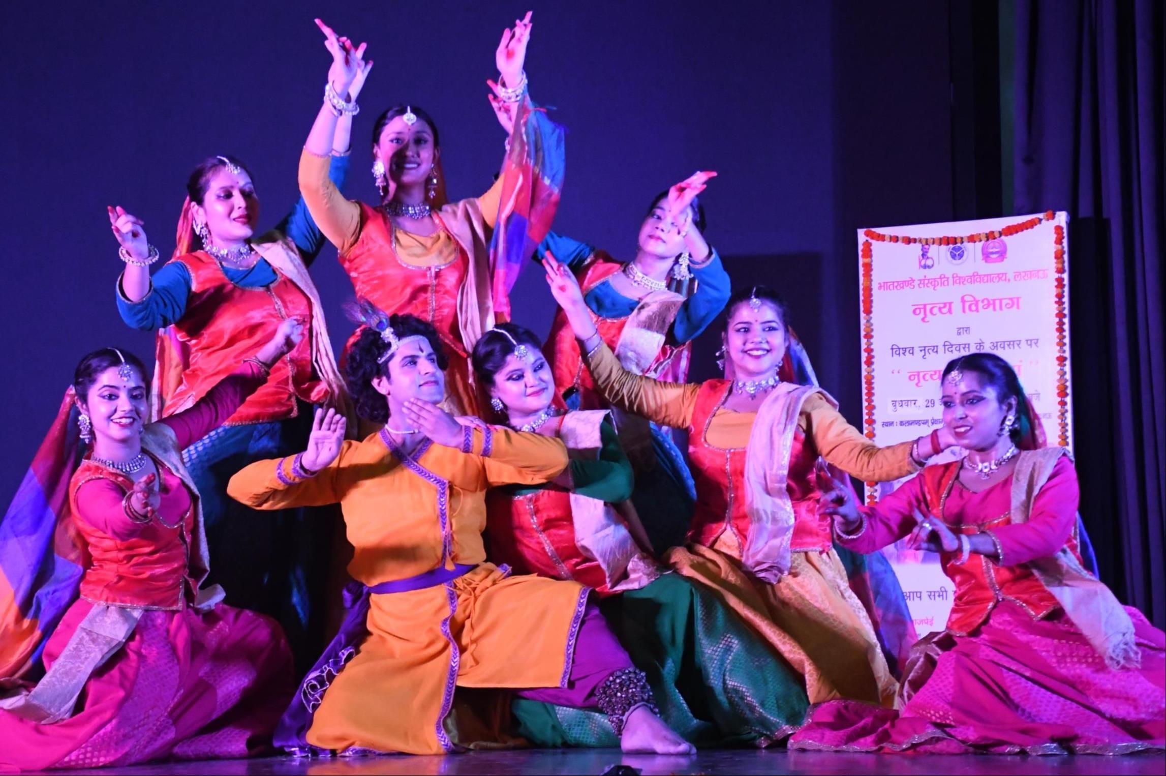 कार्यक्रम में प्रस्तुति देते भातखंडे के विद्यार्थी।