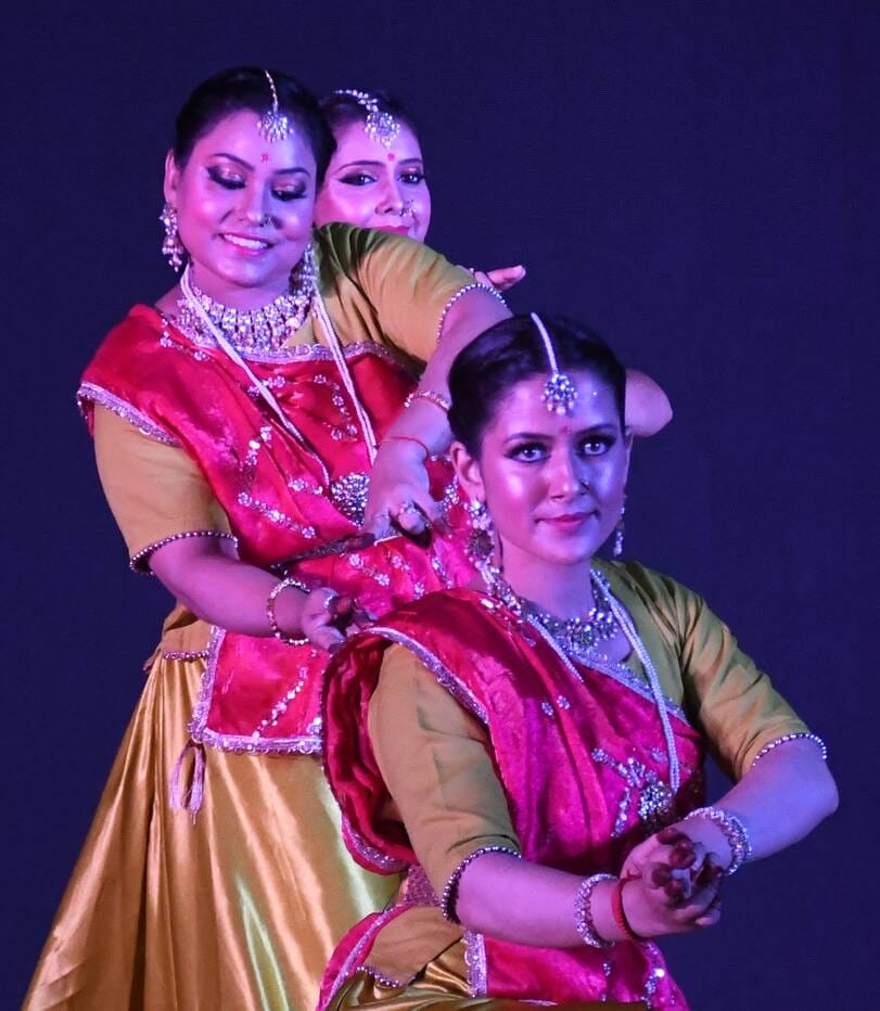 कार्यक्रम में प्रस्तुति देते भातखंडे के विद्यार्थी।