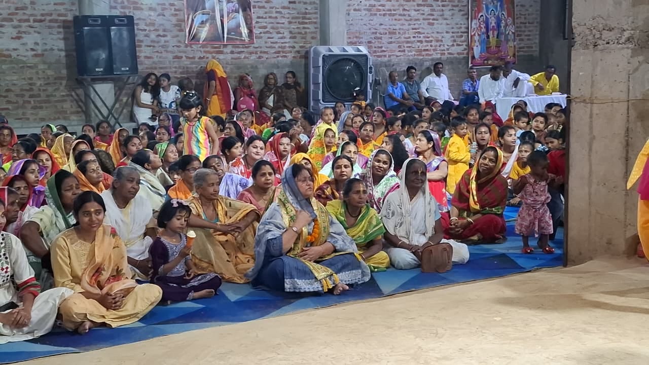 कृष्ण महा नामयज्ञ में पूजा अर्चना करते श्रद्धालु स्रोत संवाद कृष्ण महा नामयज्ञ में पूजा अर्चना करते श्रद्धालु स्रोत संवाद