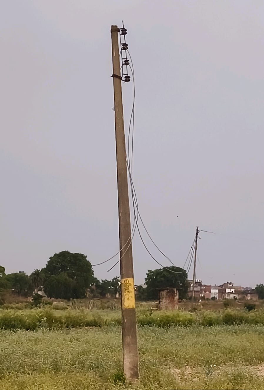 खंभों से काटे गए तार। खंभों से काटे गए तार।