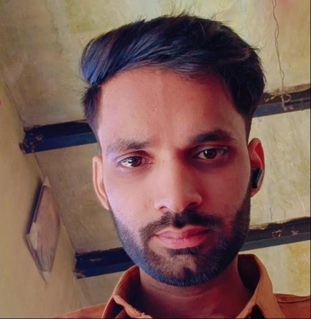 लालगंंज अतरैली टोल प्लाजा के पास हादसे में क्षतिग्रस्त कार। स्रोत- संवाद