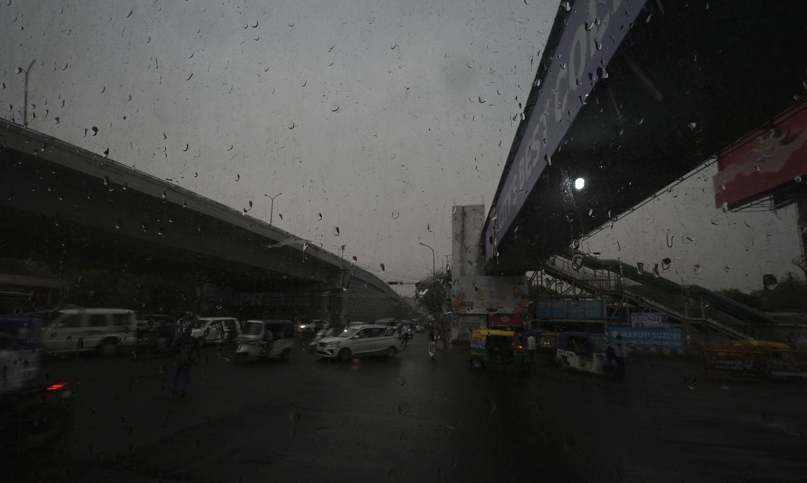 मौसम बदलने से दिन में हुआ अंधेरा। बारिश के दौरान कहीं गिरे पेड़, कहीं खंभे और टूटे तार।