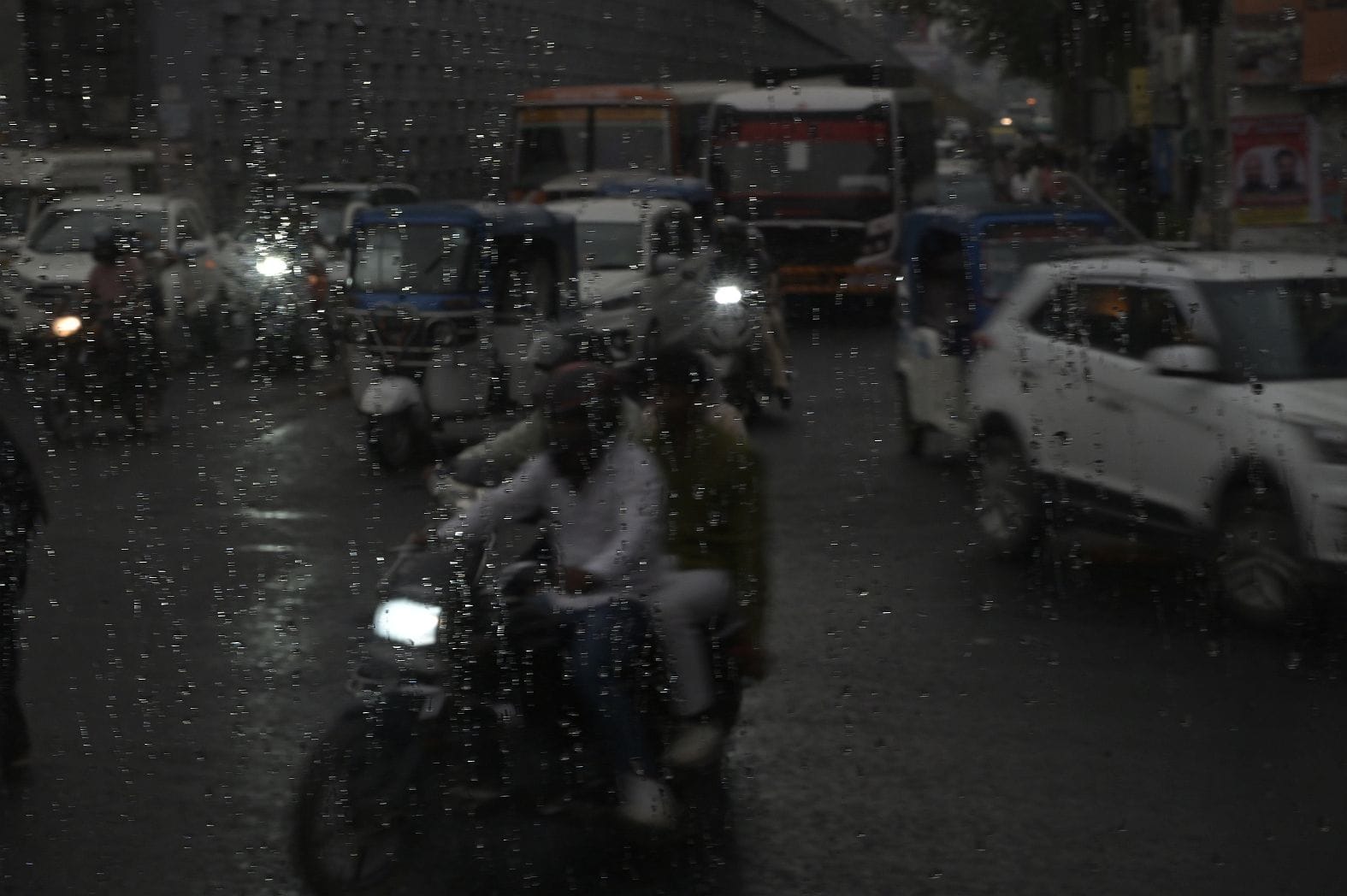 मौसम बदलने से दिन में हुआ अंधेरा। बारिश के दौरान कहीं गिरे पेड़, कहीं खंभे और टूटे तार।