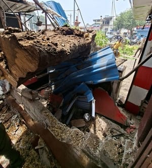 मौसम बदलने से दिन में हुआ अंधेरा। बारिश के दौरान कहीं गिरे पेड़, कहीं खंभे और टूटे तार।