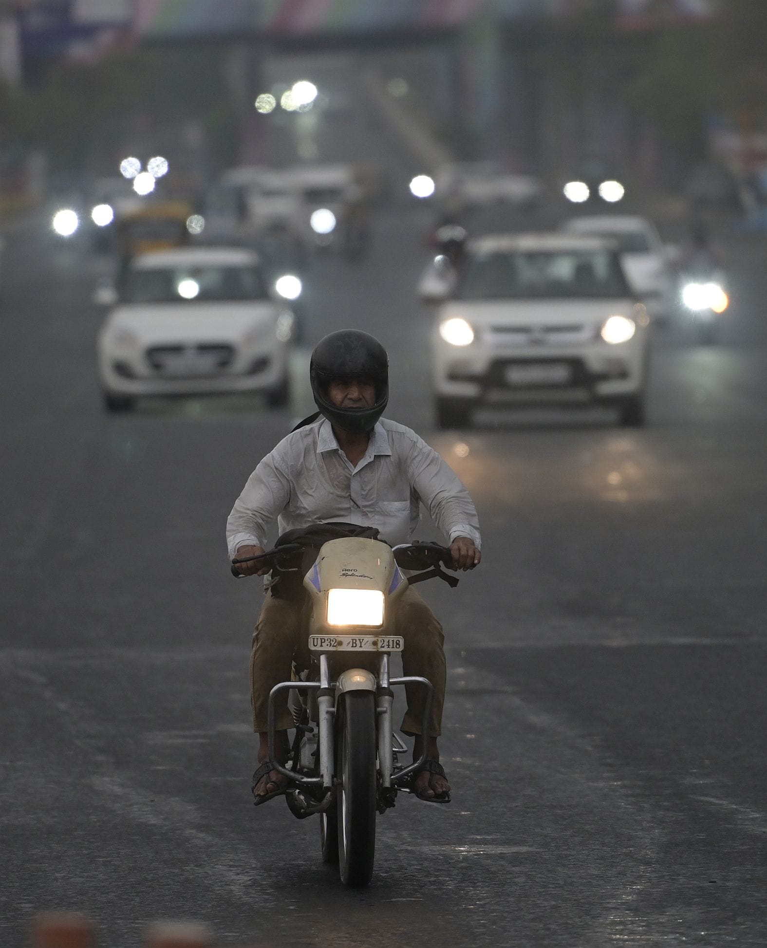 मौसम बदलने से दिन में हुआ अंधेरा। बारिश के दौरान कहीं गिरे पेड़, कहीं खंभे और टूटे तार।