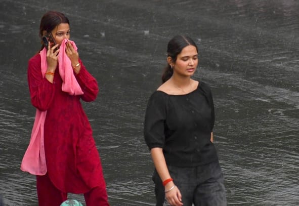 मौसम बदलने से दिन में हुआ अंधेरा। बारिश के दौरान कहीं गिरे पेड़, कहीं खंभे और टूटे तार।