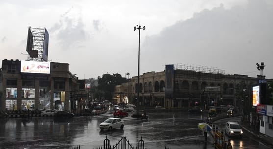 मौसम बदलने से दिन में हुआ अंधेरा। बारिश के दौरान कहीं गिरे पेड़, कहीं खंभे और टूटे तार।