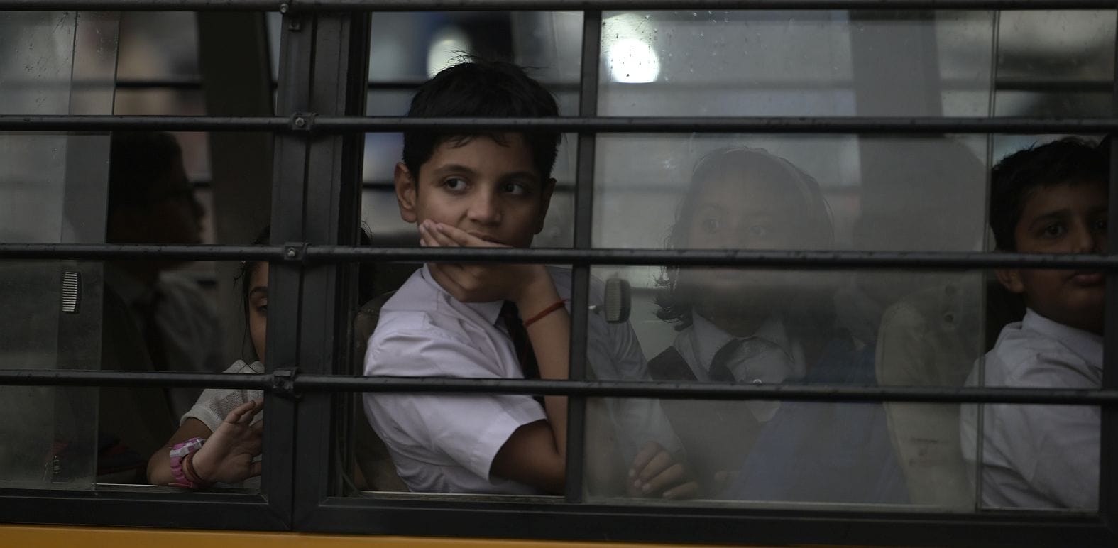 मौसम बदलने से दिन में हुआ अंधेरा। बारिश के दौरान कहीं गिरे पेड़, कहीं खंभे और टूटे तार।