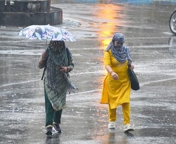 मौसम बदलने से दिन में हुआ अंधेरा। बारिश के दौरान कहीं गिरे पेड़, कहीं खंभे और टूटे तार।