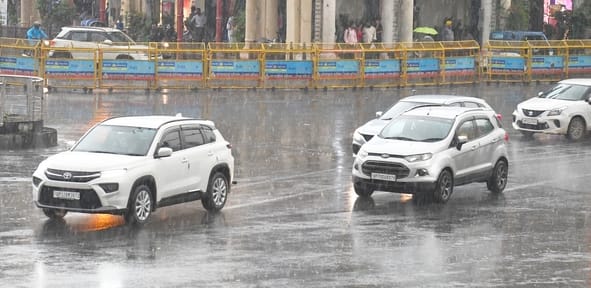 मौसम बदलने से दिन में हुआ अंधेरा। बारिश के दौरान कहीं गिरे पेड़, कहीं खंभे और टूटे तार।