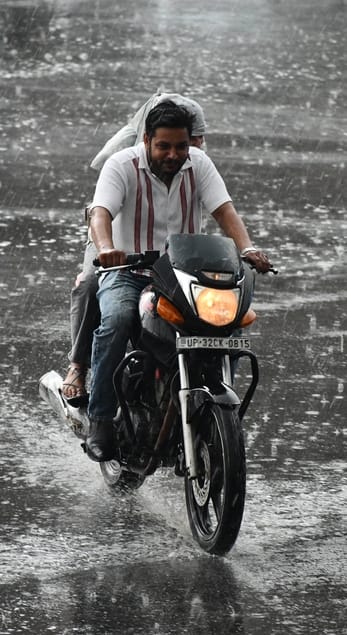 मौसम बदलने से दिन में हुआ अंधेरा। बारिश के दौरान कहीं गिरे पेड़, कहीं खंभे और टूटे तार।