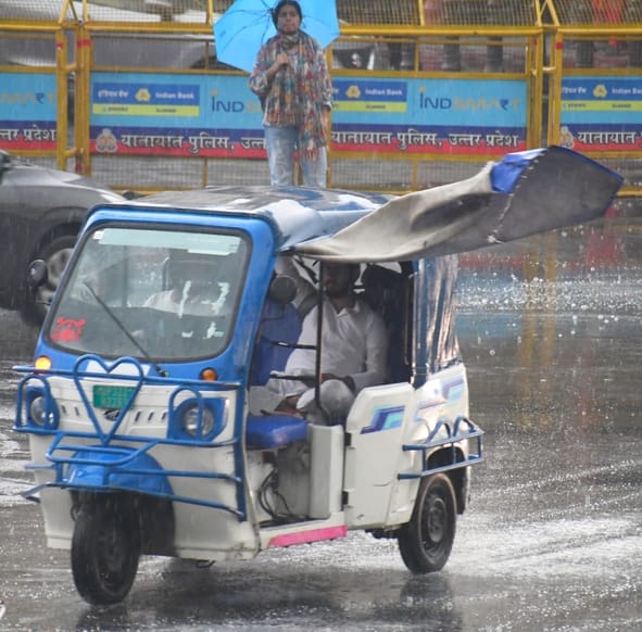 मौसम बदलने से दिन में हुआ अंधेरा। बारिश के दौरान कहीं गिरे पेड़, कहीं खंभे और टूटे तार।