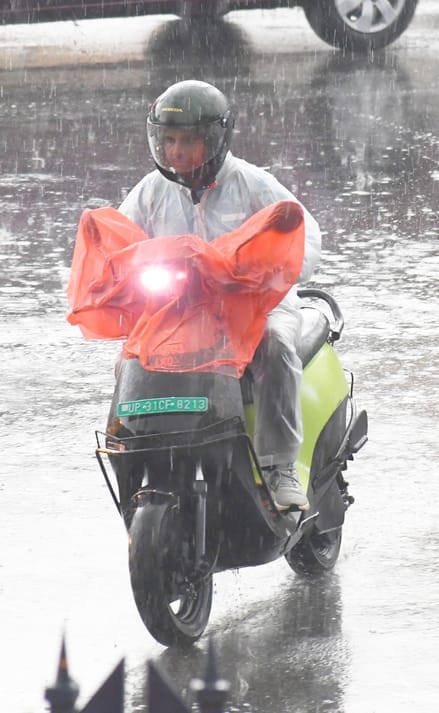 मौसम बदलने से दिन में हुआ अंधेरा। बारिश के दौरान कहीं गिरे पेड़, कहीं खंभे और टूटे तार।