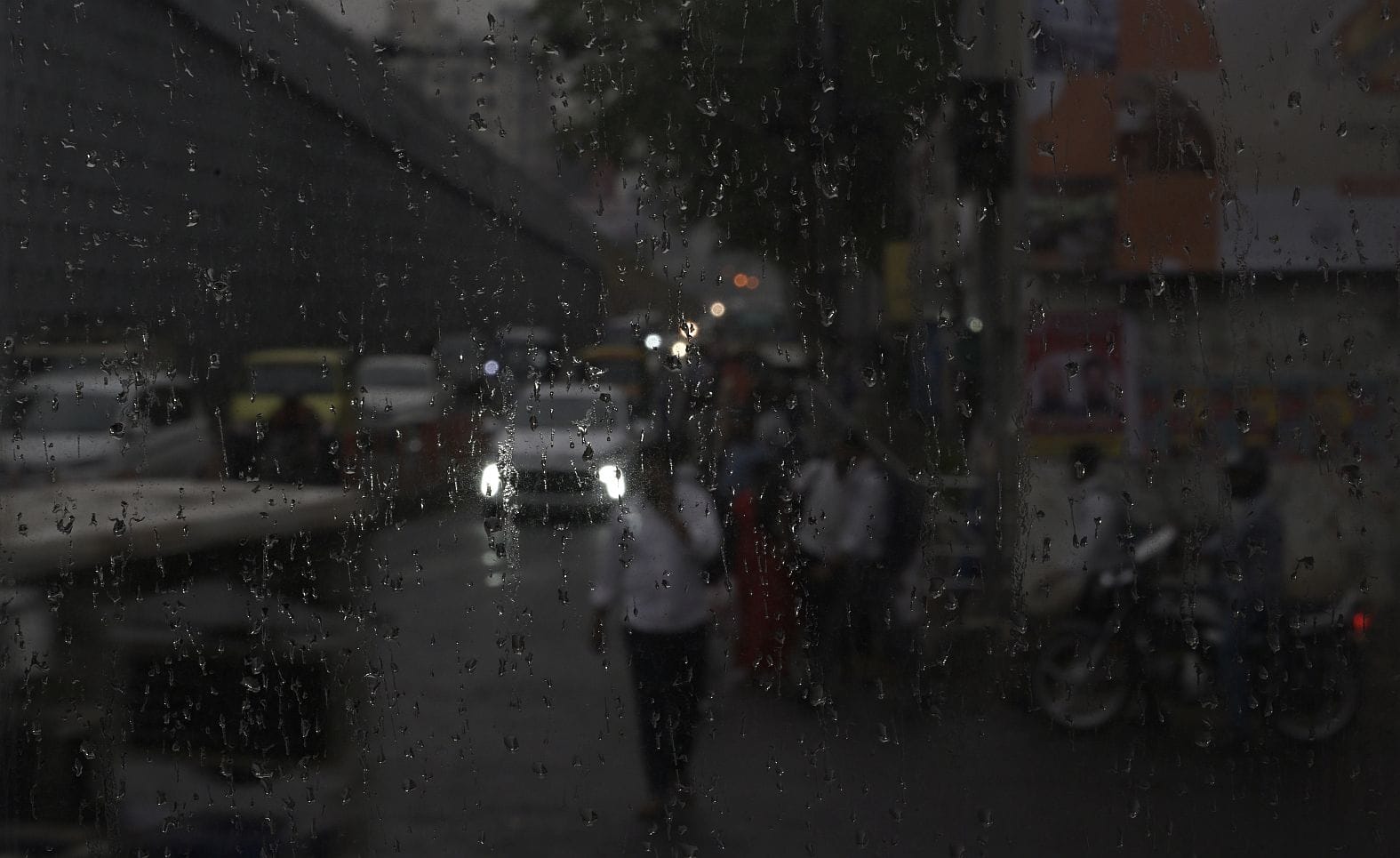 मौसम बदलने से दिन में हुआ अंधेरा। बारिश के दौरान कहीं गिरे पेड़, कहीं खंभे और टूटे तार।