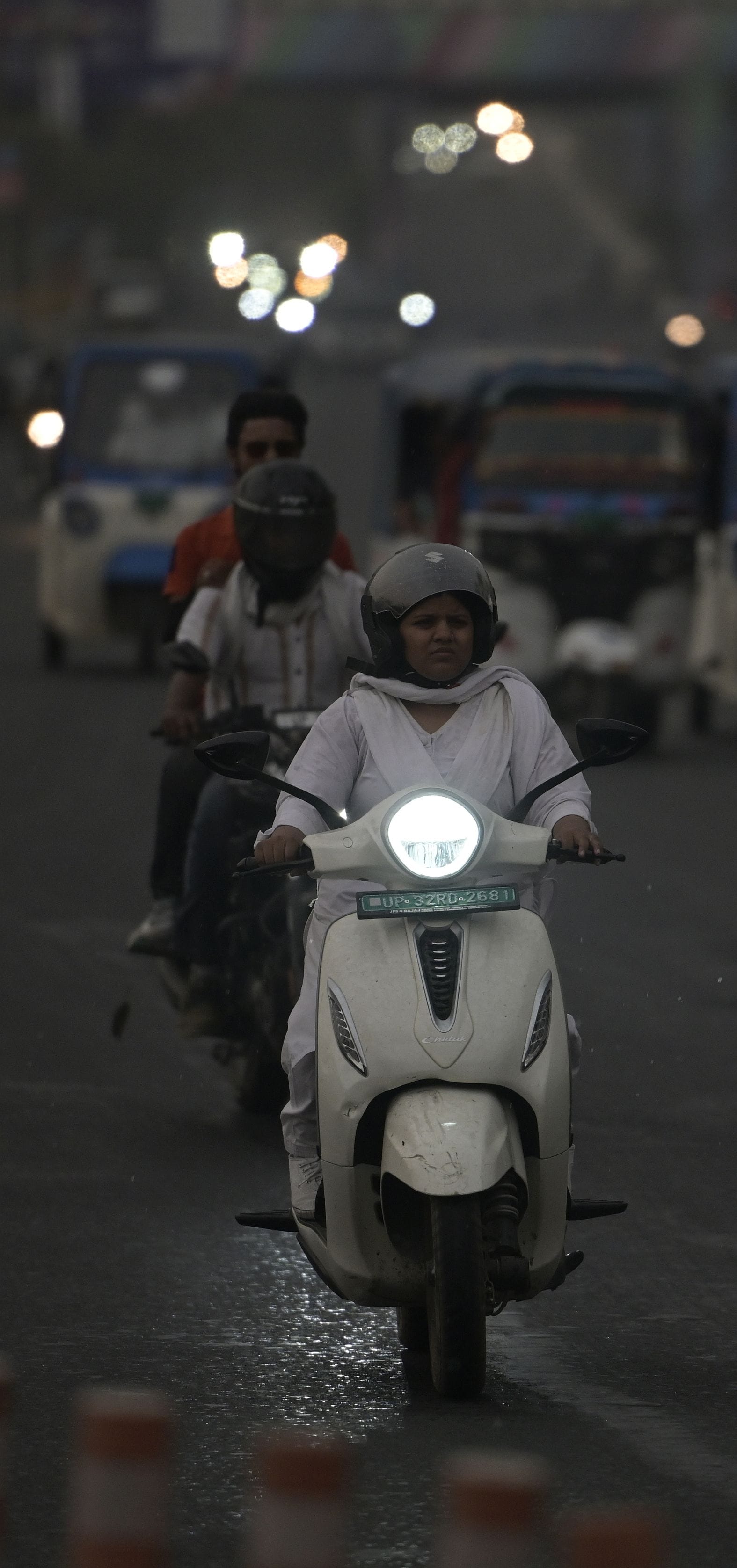 मौसम बदलने से दिन में हुआ अंधेरा। बारिश के दौरान कहीं गिरे पेड़, कहीं खंभे और टूटे तार।