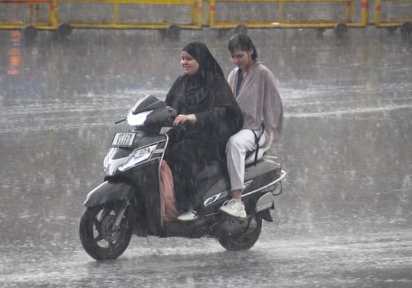 मौसम बदलने से दिन में हुआ अंधेरा। बारिश के दौरान कहीं गिरे पेड़, कहीं खंभे और टूटे तार।