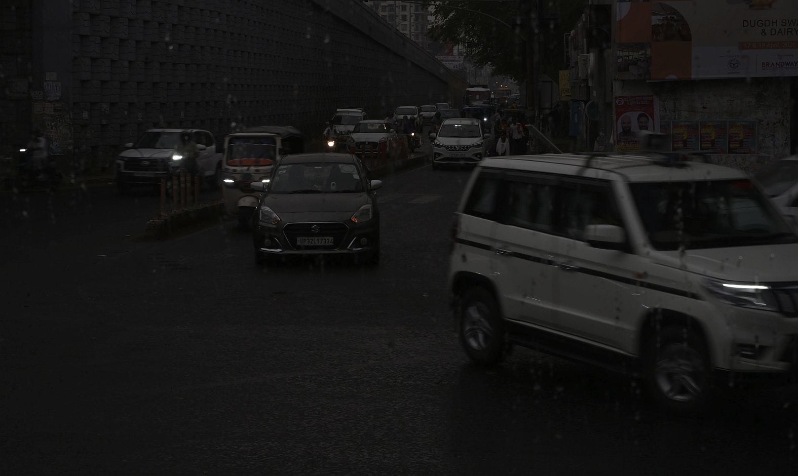 मौसम बदलने से दिन में हुआ अंधेरा। बारिश के दौरान कहीं गिरे पेड़, कहीं खंभे और टूटे तार।