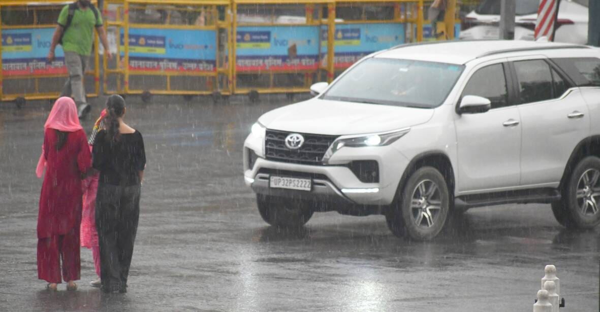 मौसम बदलने से दिन में हुआ अंधेरा। बारिश के दौरान कहीं गिरे पेड़, कहीं खंभे और टूटे तार।