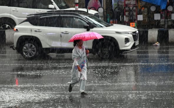 मौसम बदलने से दिन में हुआ अंधेरा। बारिश के दौरान कहीं गिरे पेड़, कहीं खंभे और टूटे तार।