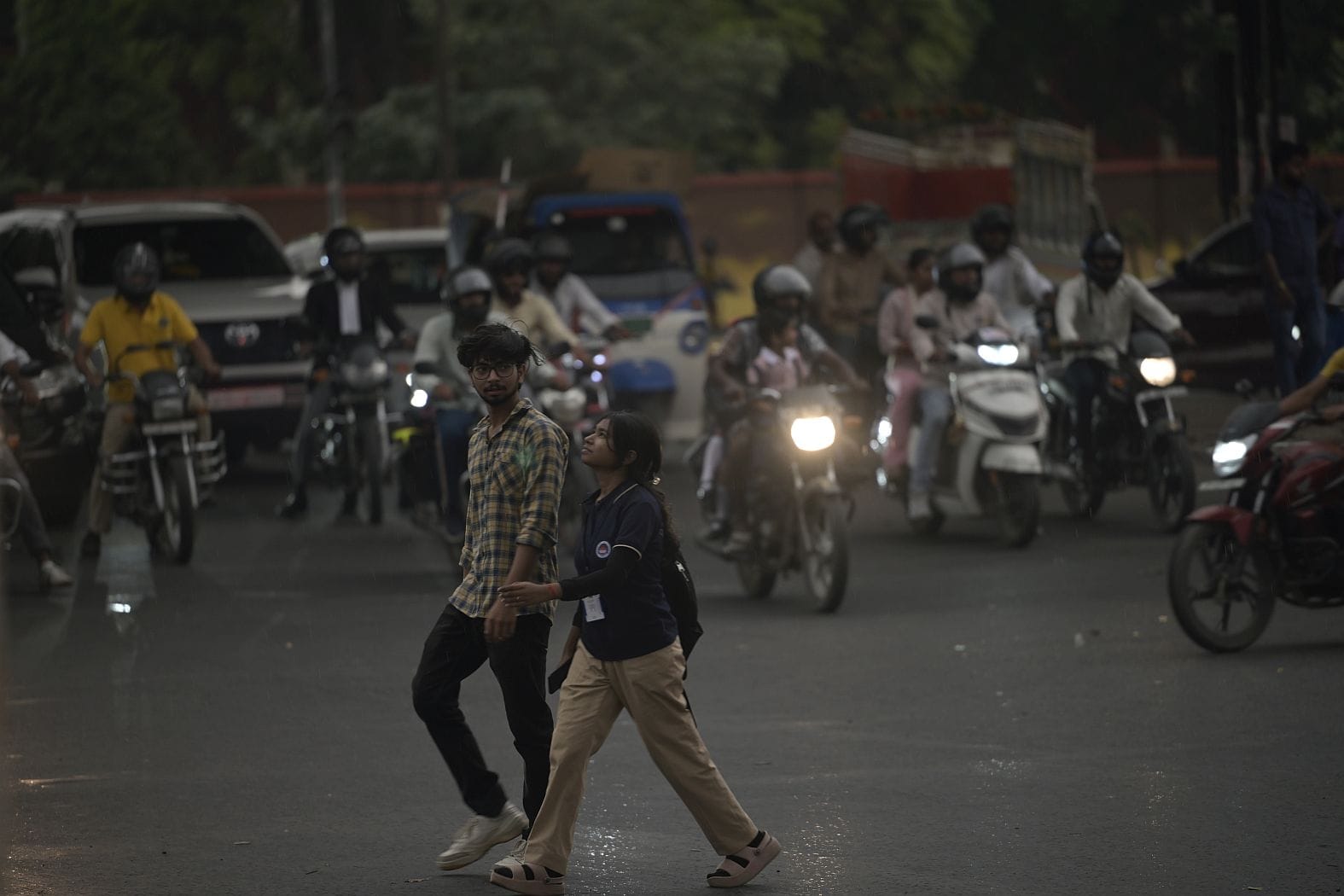 मौसम बदलने से दिन में हुआ अंधेरा। बारिश के दौरान कहीं गिरे पेड़, कहीं खंभे और टूटे तार।