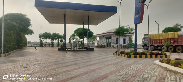 मथौली नगर पंचायत स्थित पेट्रोल पंप पर तेल नही होने से पसरा सन्नाटा।संवाद