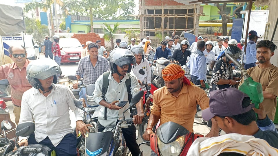 मथौली नगर पंचायत स्थित पेट्रोल पंप पर तेल नही होने से पसरा सन्नाटा।संवाद