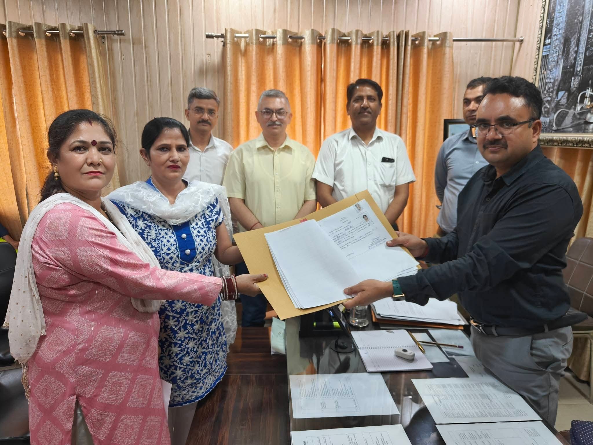 नाहन में कांग्रेस समर्थित उम्मीदवार अपना नामांकन रिटर्निंग अधिकारी को सौंपते हुए। संवाद