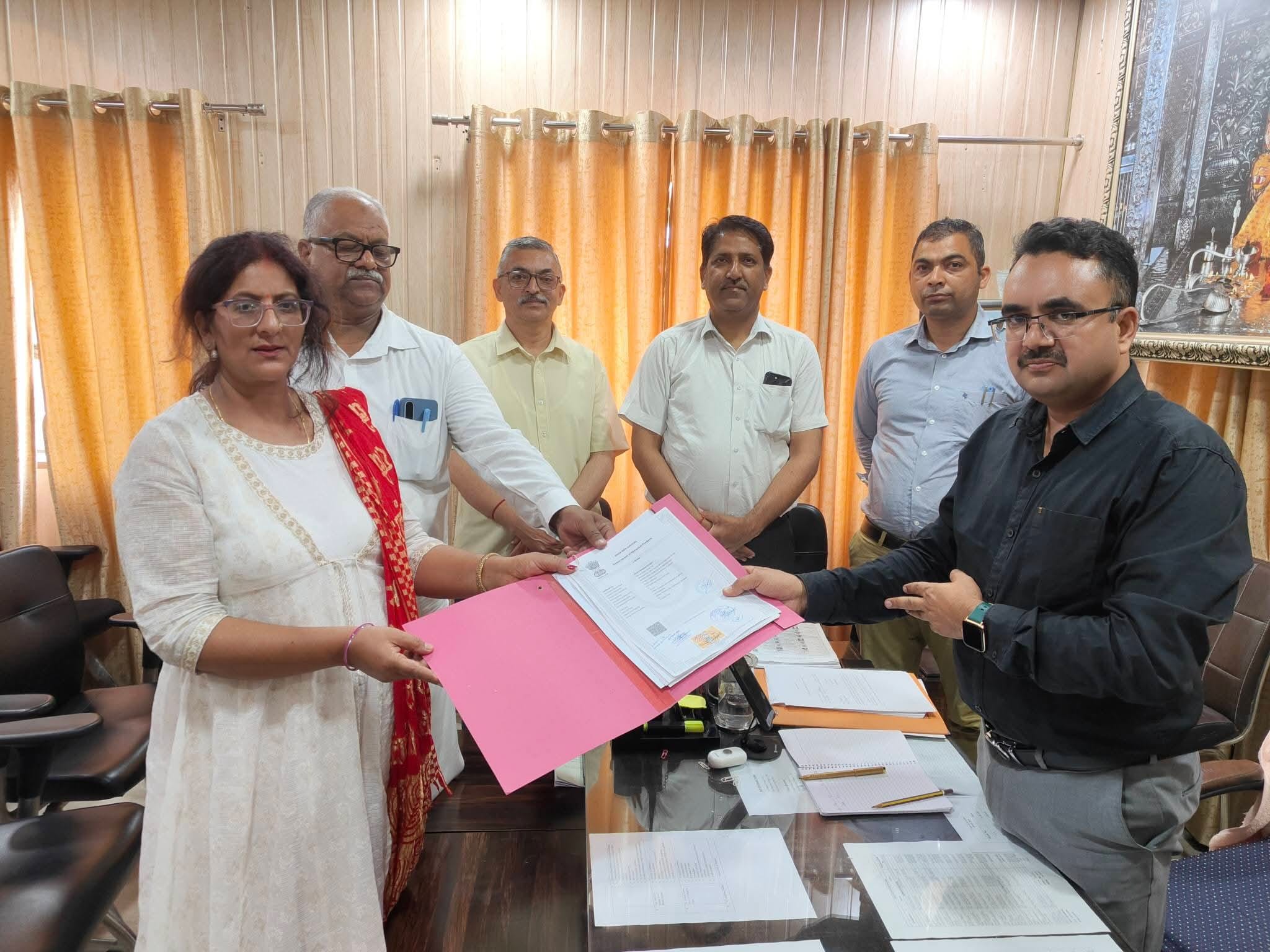 नाहन में कांग्रेस समर्थित उम्मीदवार अपना नामांकन रिटर्निंग अधिकारी को सौंपते हुए। संवाद