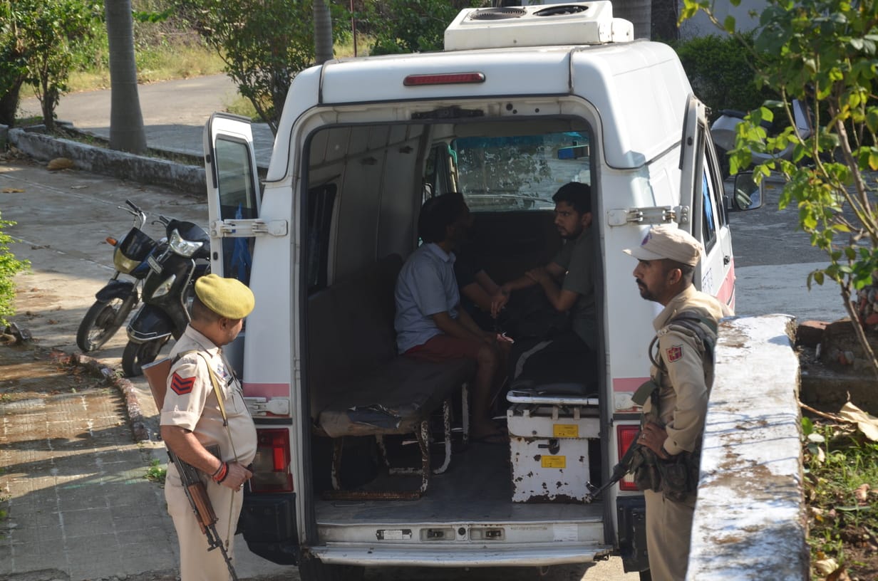 नशा मुक्ति केंद्र को सील करते हुए प्रशासनिक टीम