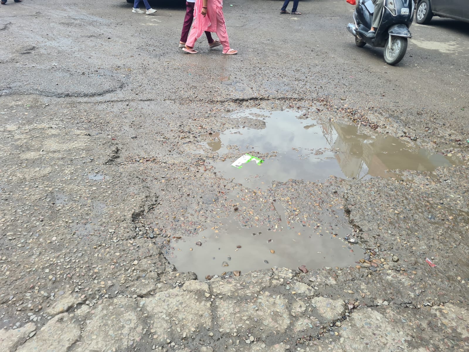 नादौन बस अड्डा के नजदीक पैच वर्क उखड़ने से बना गड्ढा। संवाद