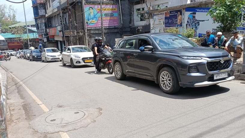 नादौन चौक से सुजानपुर सड़क पर लगा जाम। संवाद