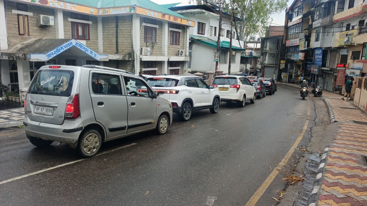 नादौन चौक से सुजानपुर सड़क पर लगा जाम। संवाद