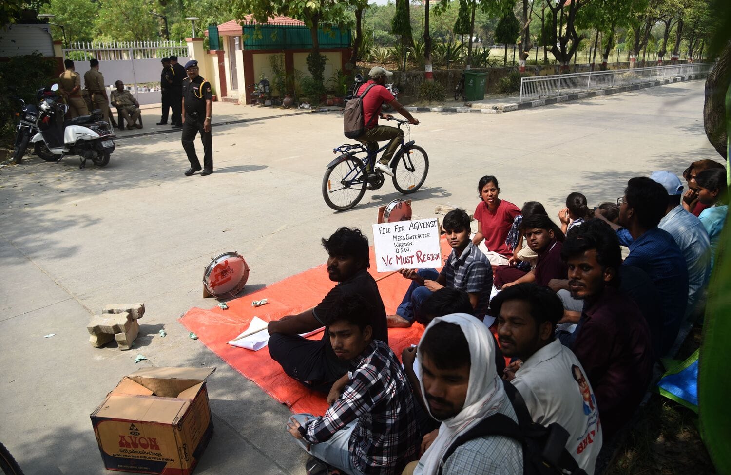 प्रदर्शन करते बीबीएयू के विद्यार्थी। 