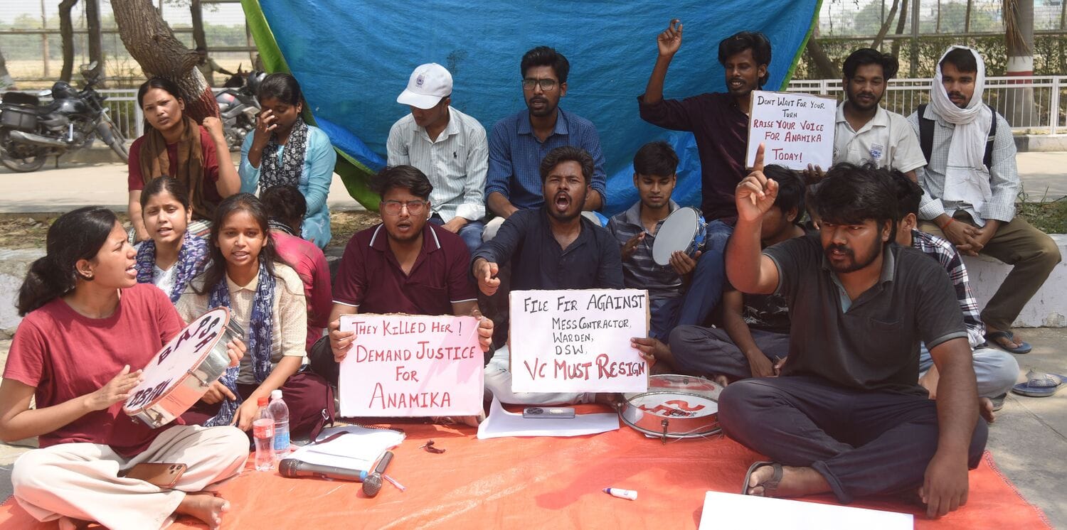 प्रदर्शन करते बीबीएयू के विद्यार्थी। 