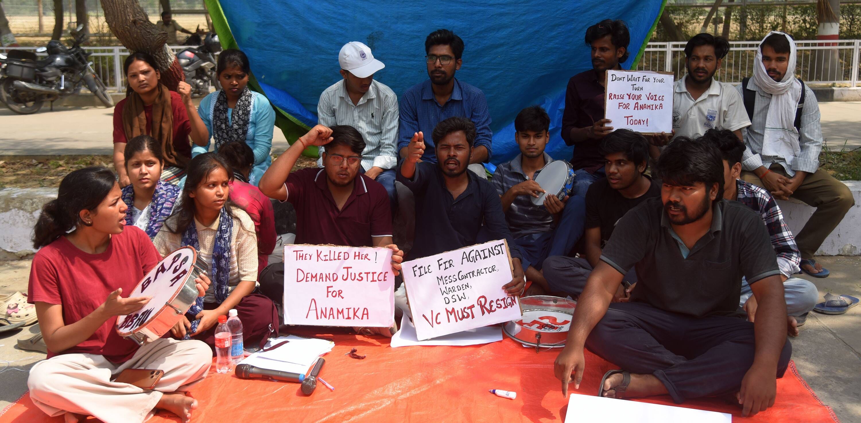 प्रदर्शन करते बीबीएयू के विद्यार्थी। 