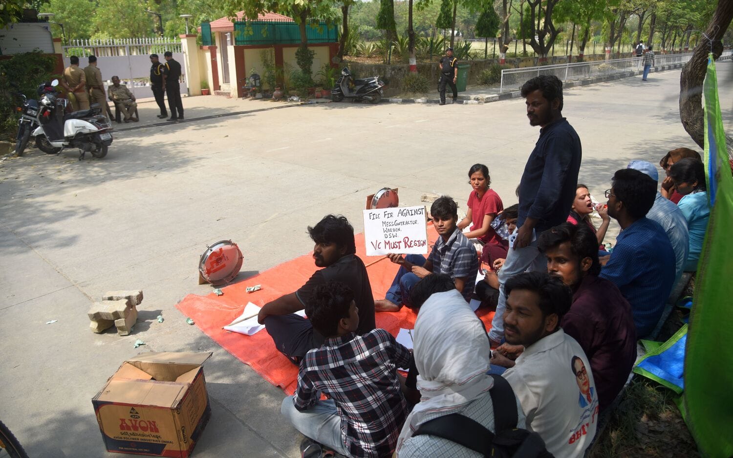 प्रदर्शन करते बीबीएयू के विद्यार्थी। 