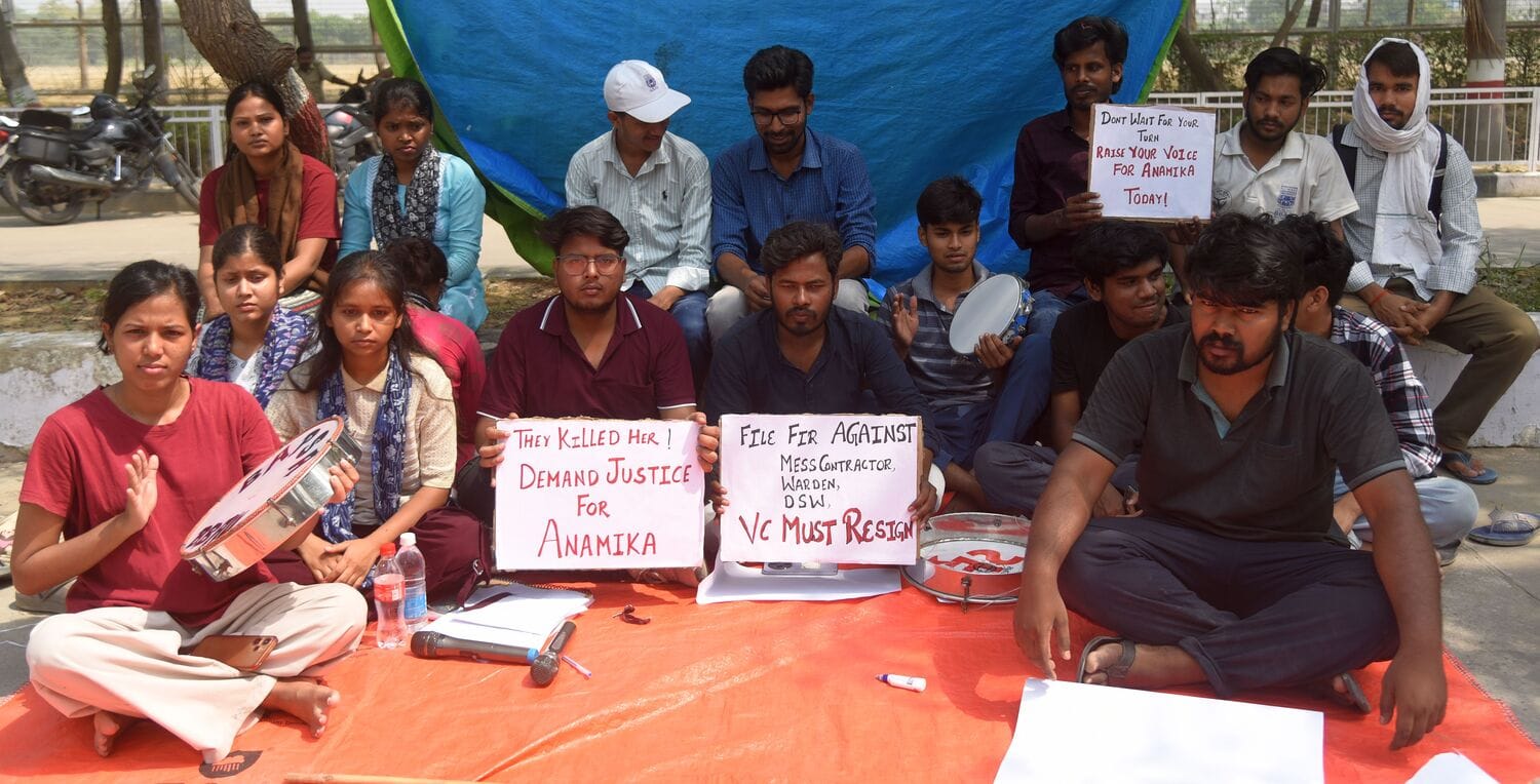 प्रदर्शन करते बीबीएयू के विद्यार्थी। 