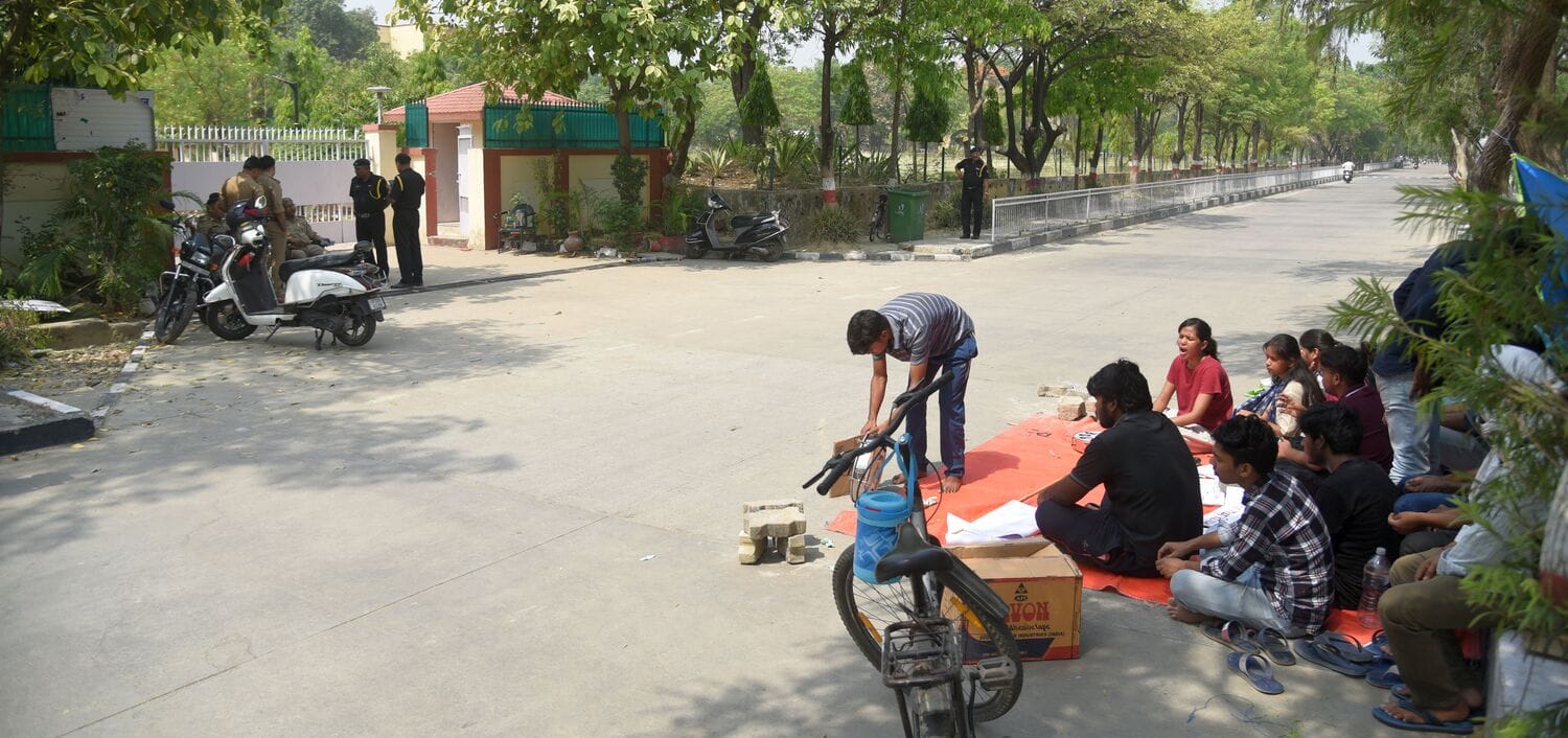 प्रदर्शन करते बीबीएयू के विद्यार्थी। 