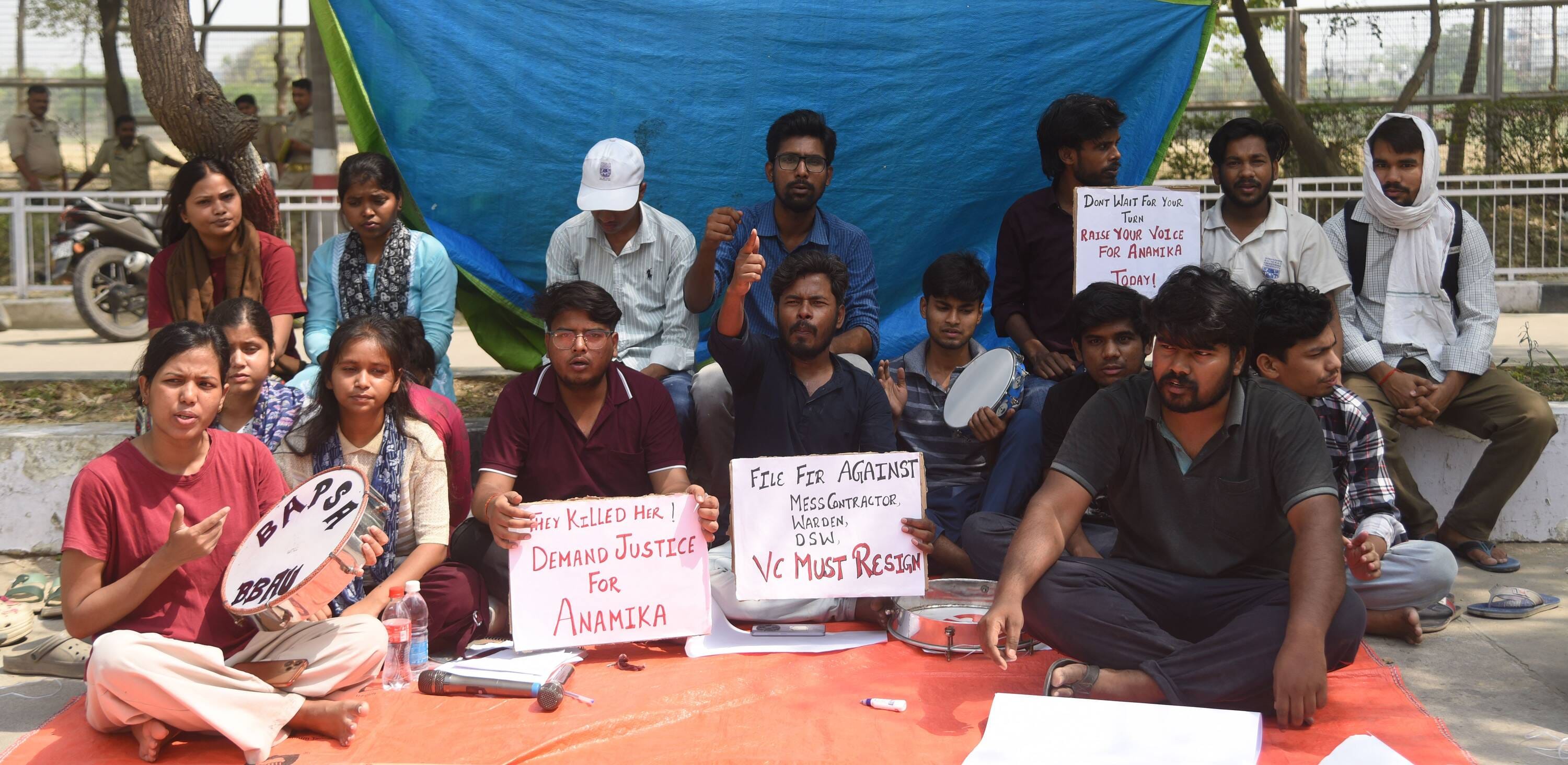 प्रदर्शन करते बीबीएयू के विद्यार्थी। 