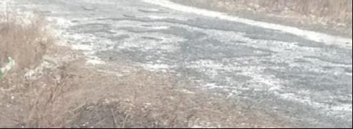 पड़री क्षेत्र में दाढ़ीराम में तेज आंधी के बीच सड़क पर गिरे टीन शेड उठाते ग्रामीण।-संवाद।