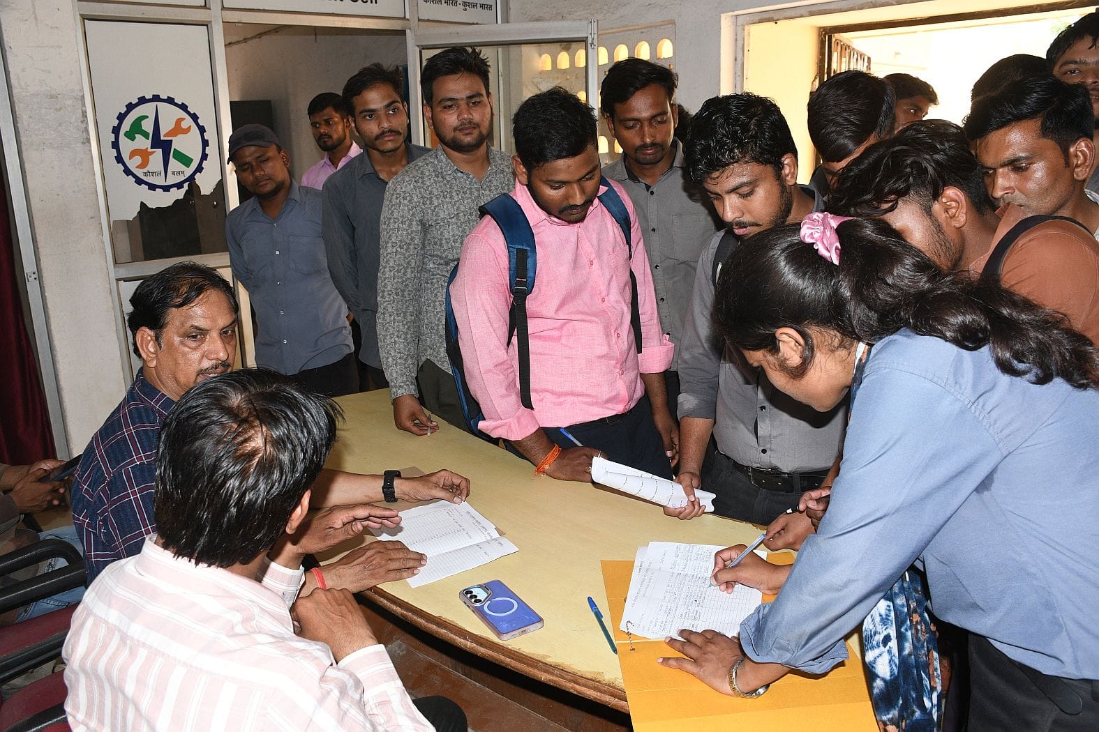 रोजगार मेले में शामिल अभ्यर्थीी। 