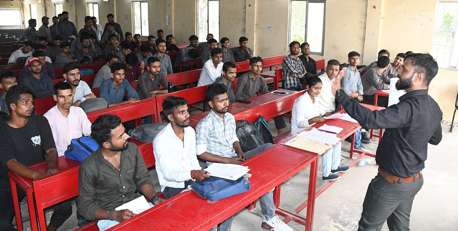 रोजगार मेले में शामिल अभ्यर्थीी। 