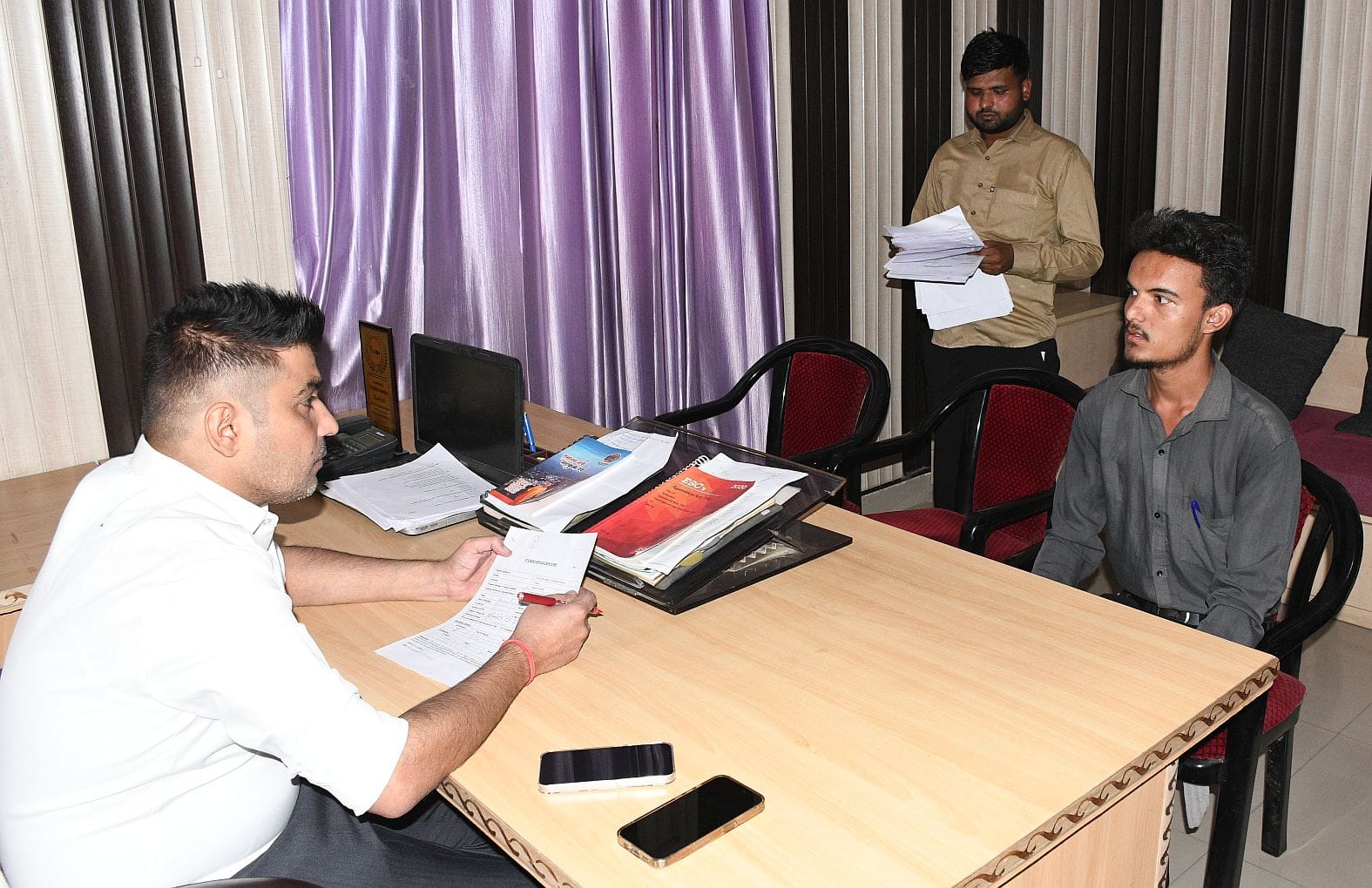 रोजगार मेले में शामिल अभ्यर्थीी। 