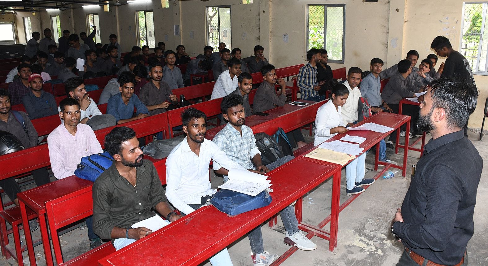 रोजगार मेले में शामिल अभ्यर्थीी। 