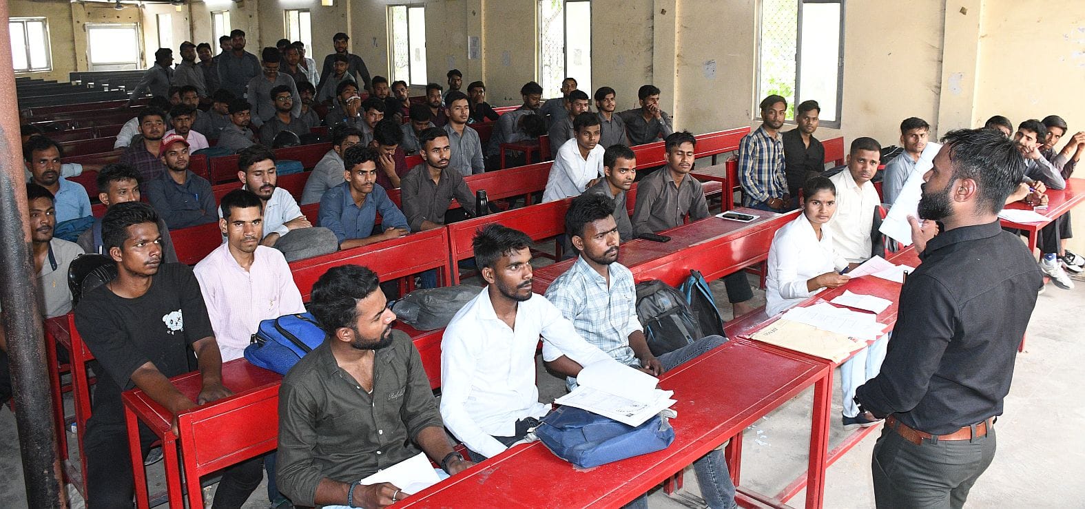 रोजगार मेले में शामिल अभ्यर्थीी। 